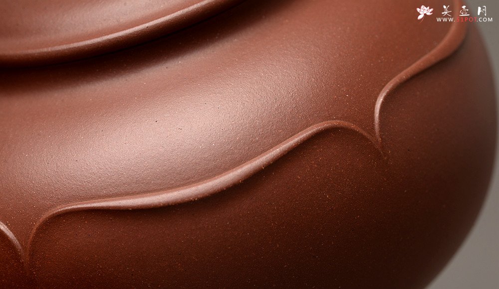 紫砂壶图片：储俊伟乙未精工佳作 油润底槽青 全手三足宝莲提梁 霸气十足 做工精致  - 宜兴紫砂壶网