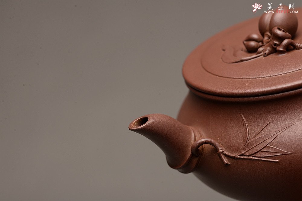 紫砂壶图片：潘丹初全手作品 送礼自用精品~ 优质老紫泥 竹韵桃丰 祝寿 - 宜兴紫砂壶网