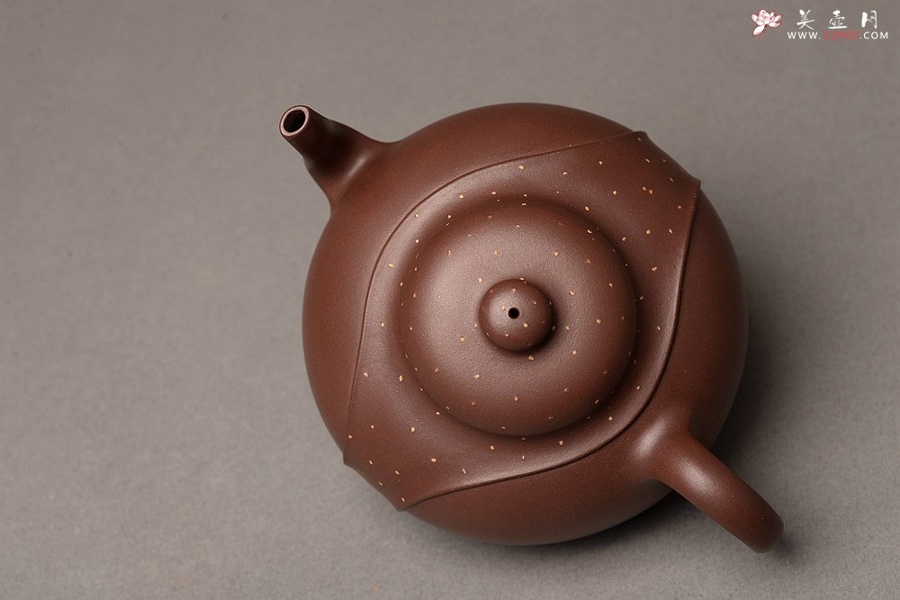 紫砂壶图片：徐正涛经典代表作 乙未冬全手作品  演绎经典传统 精工 龙带对壶 - 宜兴紫砂壶网