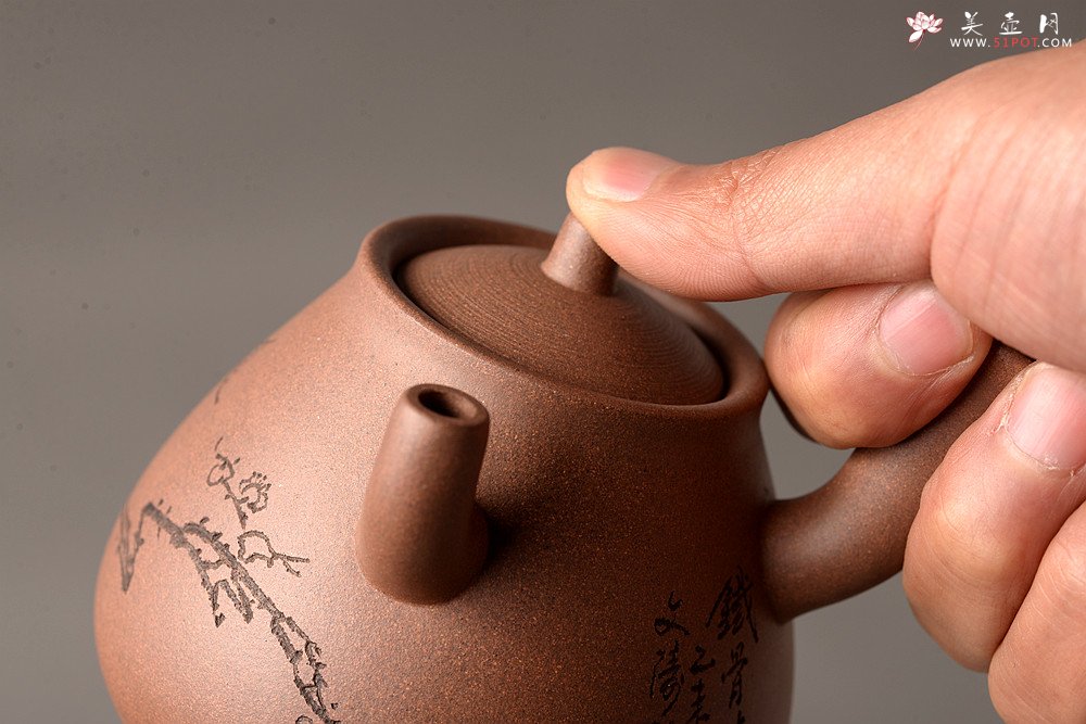 紫砂壶图片：淞庐出品 全手佳作 文气十足~ 大力水手之梅花急须 国助文涛装饰 - 宜兴紫砂壶网