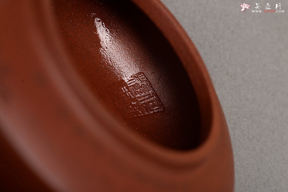 紫砂壶图片：何卫枫 优质底槽青 全手汉扁 李彦雄装饰通景山水 传统经典 强强联合 - 宜兴紫砂壶网