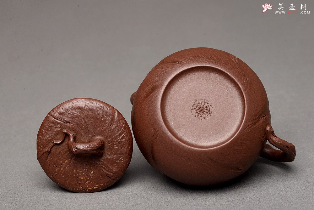 紫砂壶图片：潘丹初乙未冬全手作品 砂滴点点 随型桩 俏人小嘴 秋思 出水暴爽 - 宜兴紫砂壶网