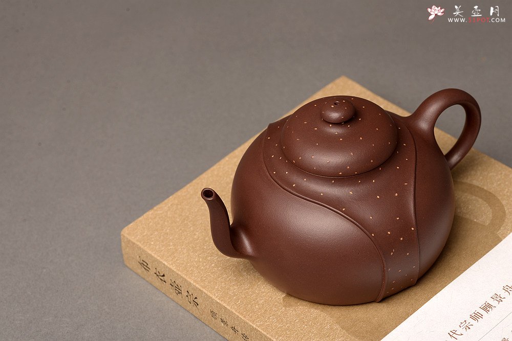 紫砂壶图片：徐正涛经典代表作 乙未冬全手作品  演绎经典传统 精工 龙带对壶 - 宜兴紫砂壶网