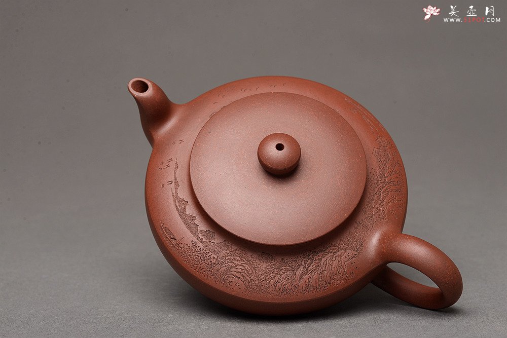 紫砂壶图片：何卫枫 优质底槽青 全手汉扁 李彦雄装饰通景山水 传统经典 强强联合 - 宜兴紫砂壶网