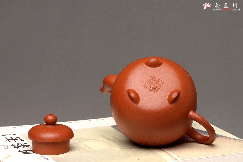 紫砂壶图片：徐亚春新品 优质朱泥 全手三足皓月 游心堂主人装饰 实用佳品 - 宜兴紫砂壶网