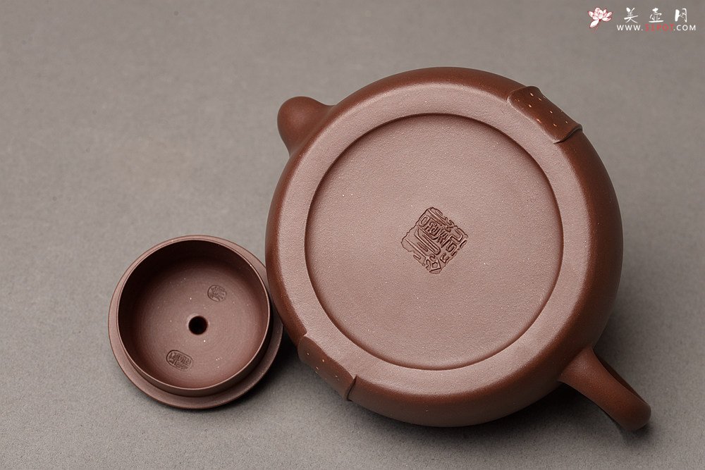 紫砂壶图片：徐正涛经典代表作 乙未冬全手作品  演绎经典传统 精工 龙带对壶 - 宜兴紫砂壶网