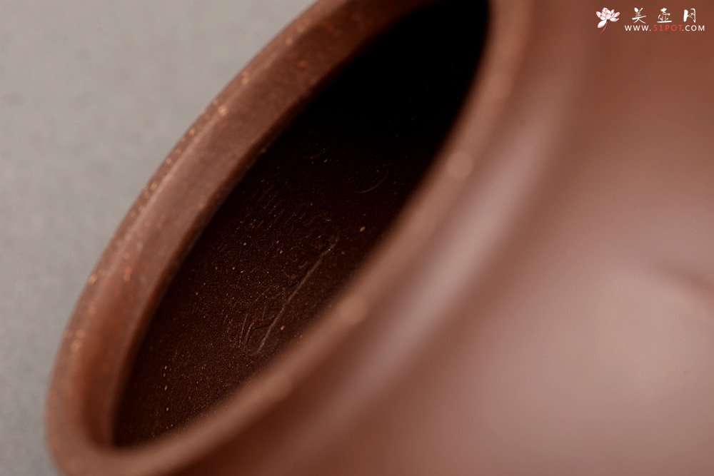 紫砂壶图片：周路健全手新作 线条流畅 稳重敦厚 难得老紫泥 印月 - 宜兴紫砂壶网