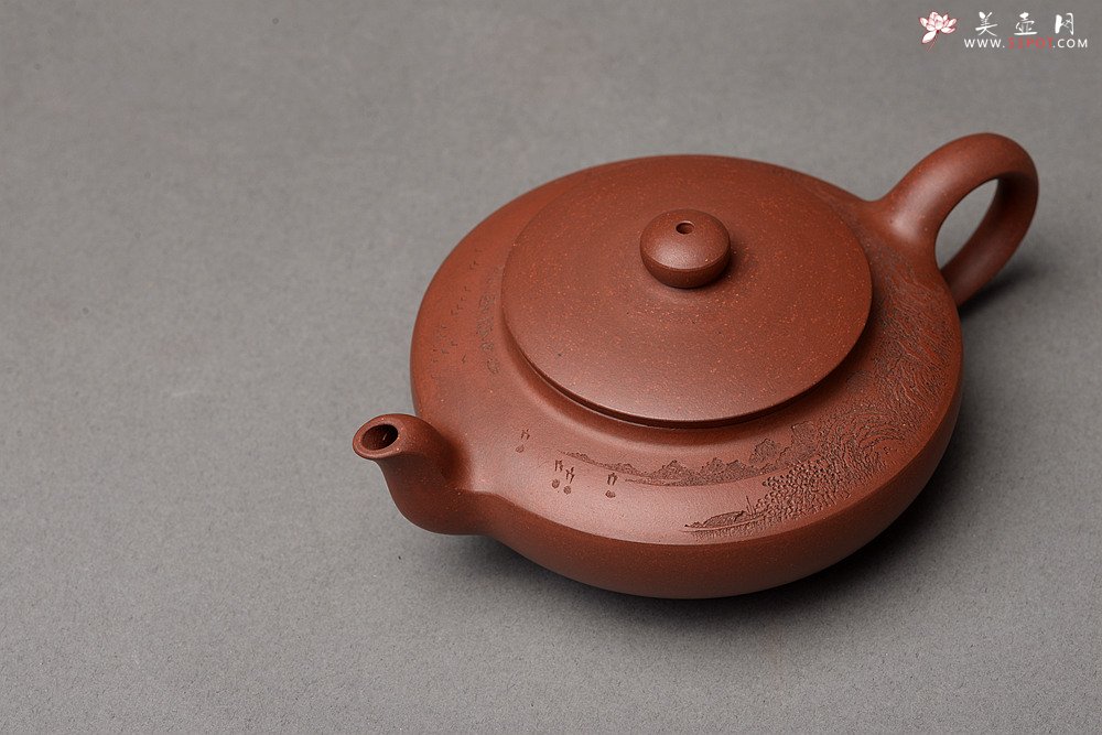 紫砂壶图片：何卫枫 优质底槽青 全手汉扁 李彦雄装饰通景山水 传统经典 强强联合 - 宜兴紫砂壶网