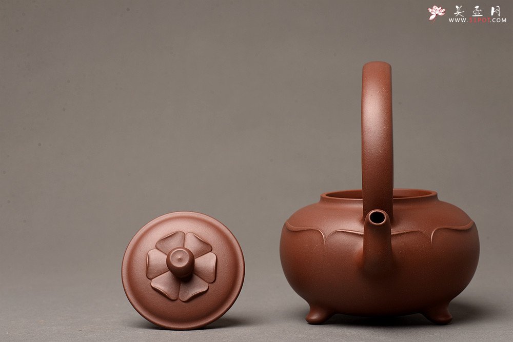 紫砂壶图片：储俊伟乙未精工佳作 油润底槽青 全手三足宝莲提梁 霸气十足 做工精致  - 宜兴紫砂壶网