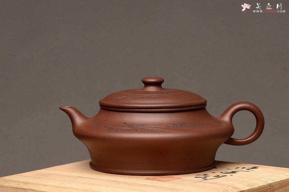 紫砂壶图片：吴杰全手新品 陆轶舟精心装饰 文雅秀气 全手虚扁 - 宜兴紫砂壶网