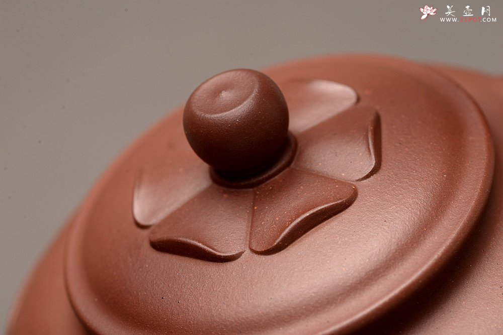 紫砂壶图片：储俊伟乙未精工佳作 油润底槽青 全手三足宝莲提梁 霸气十足 做工精致  - 宜兴紫砂壶网