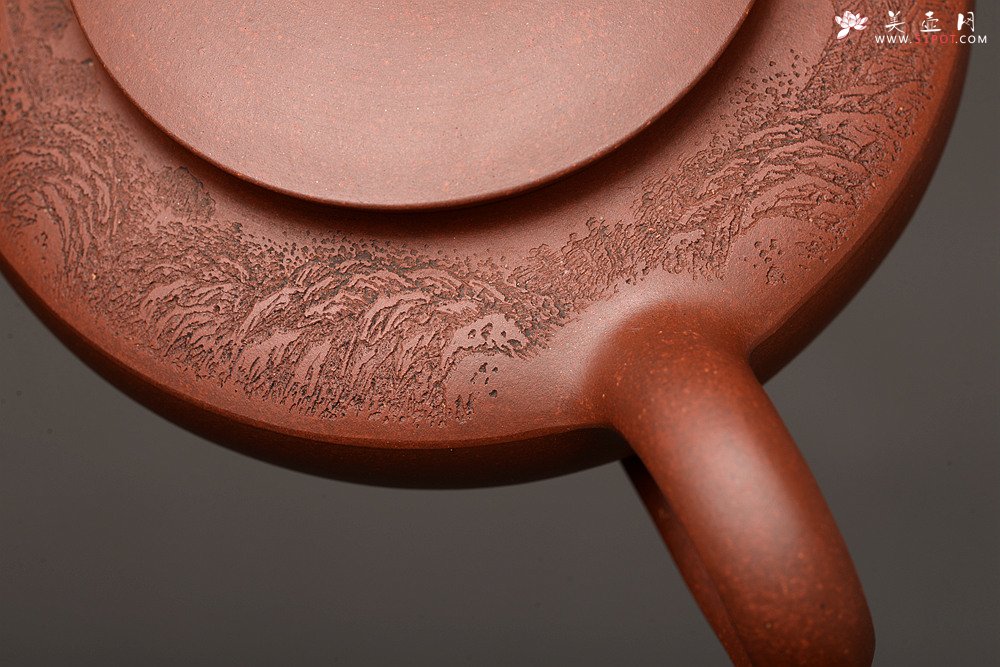 紫砂壶图片：何卫枫 优质底槽青 全手汉扁 李彦雄装饰通景山水 传统经典 强强联合 - 宜兴紫砂壶网