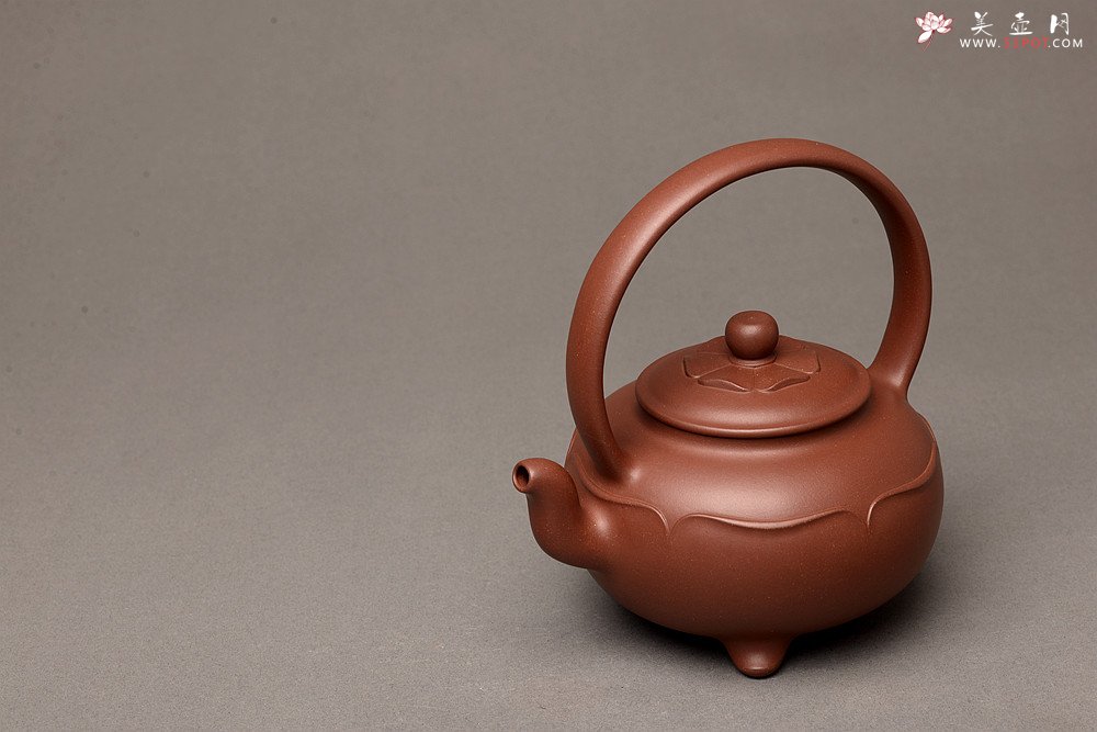 紫砂壶图片：储俊伟乙未精工佳作 油润底槽青 全手三足宝莲提梁 霸气十足 做工精致  - 宜兴紫砂壶网