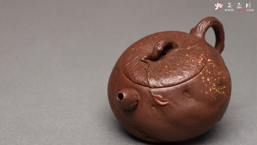 紫砂壶图片：潘丹初乙未冬全手作品 砂滴点点 随型桩 俏人小嘴 秋思 出水暴爽 - 宜兴紫砂壶网
