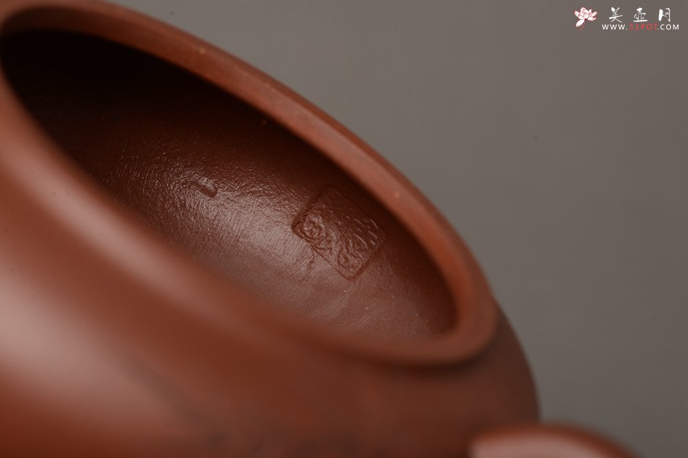 紫砂壶图片：扁翁设计 詹黎明全手制作 国师赵辉精心装饰 杀茶利器 卧云 - 宜兴紫砂壶网