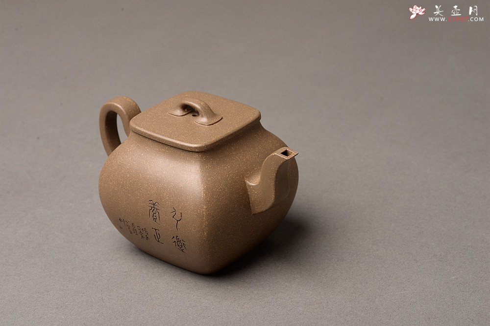 紫砂壶图片：顾文君乙未冬新品 平稳秀美 随方就圆 优质青段 全手雅亭四方 - 宜兴紫砂壶网