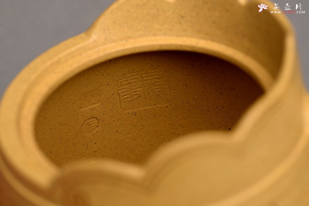 紫砂壶图片：于洪霞乙未冬作品  张听刚装饰 简古拙朴 做工精致 全手摹古僧帽 - 宜兴紫砂壶网