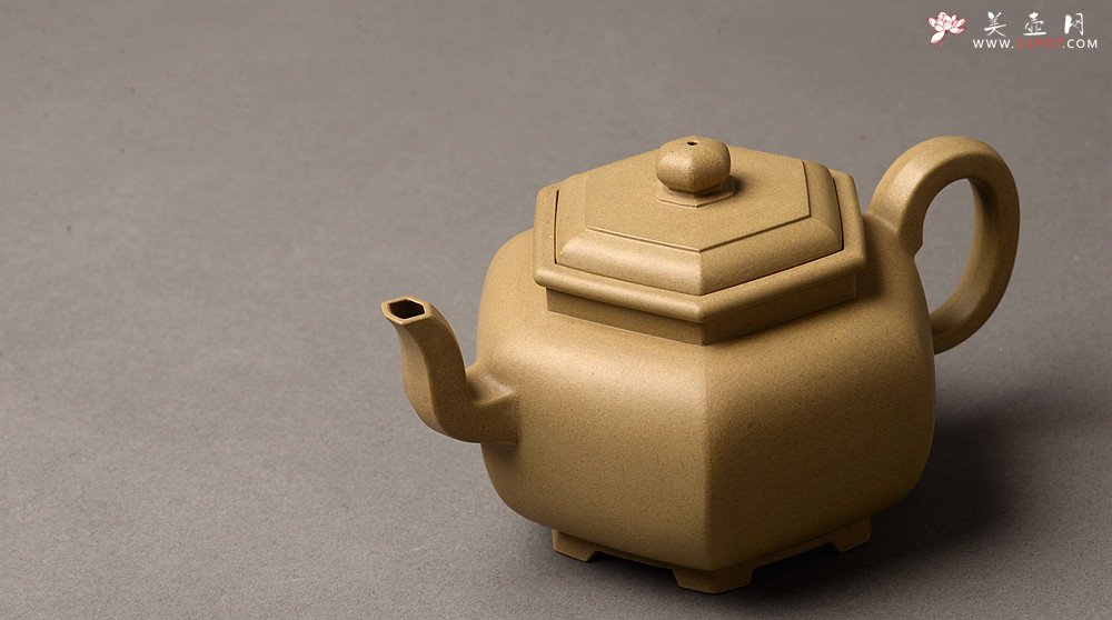 紫砂壶图片：优质本山段 型制精进 全手六方华樽 方器经典 俊秀耐品~工精 - 宜兴紫砂壶网