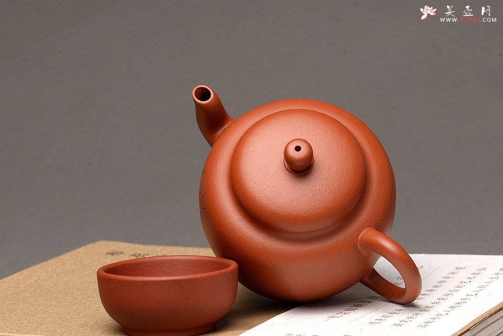 紫砂壶图片：徐亚春新品 优质朱泥 全手隐月 游心堂主人装饰 实用佳品 - 宜兴紫砂壶网