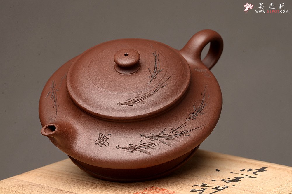 紫砂壶图片：吴杰全手新品 陆轶舟精心装饰 文雅秀气 全手虚扁 - 宜兴紫砂壶网