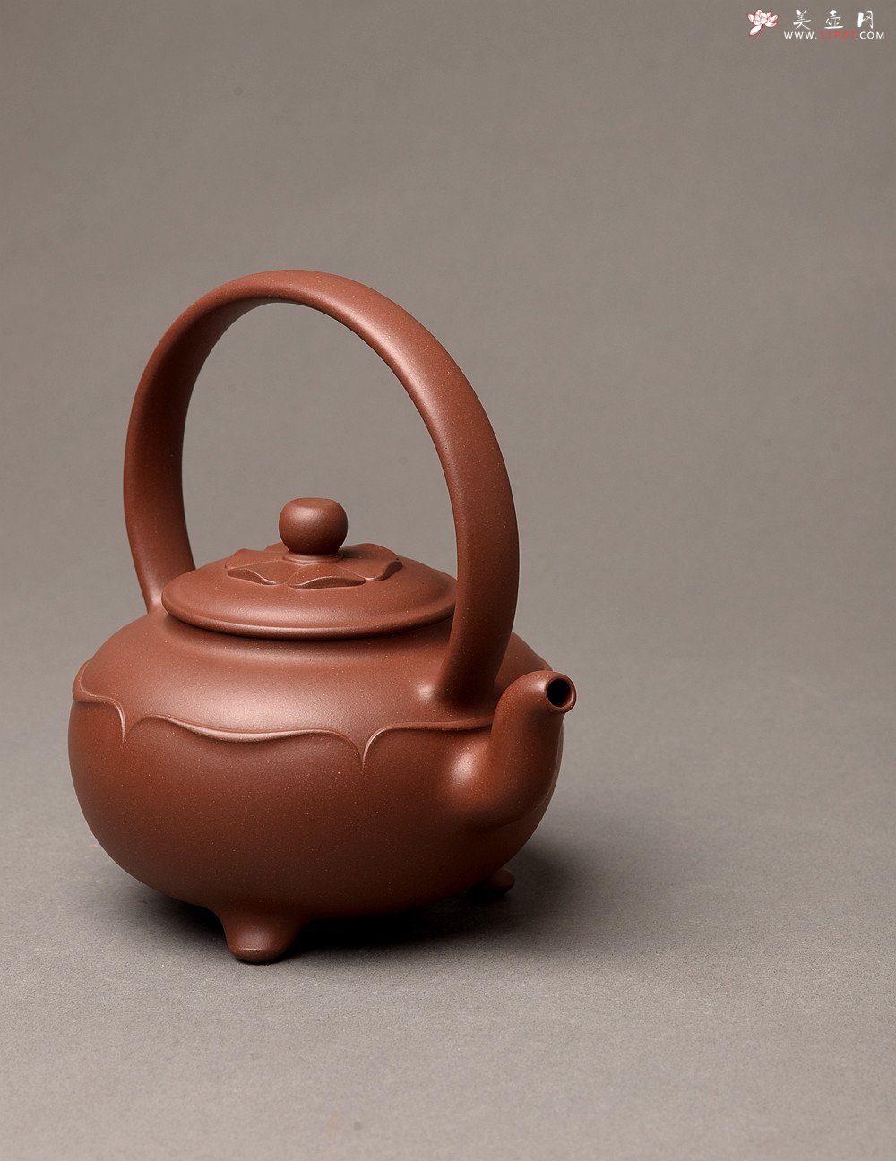 紫砂壶图片：储俊伟乙未精工佳作 油润底槽青 全手三足宝莲提梁 霸气十足 做工精致  - 宜兴紫砂壶网