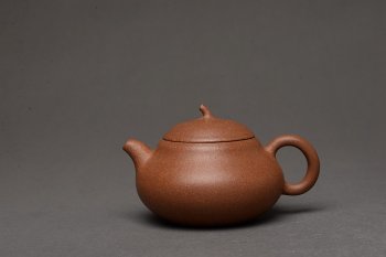 紫砂壶图片：张悦乙未年冬全手作品 段泥小梨形 颇具韵律 优质老段 实用可人 - 宜兴紫砂壶网