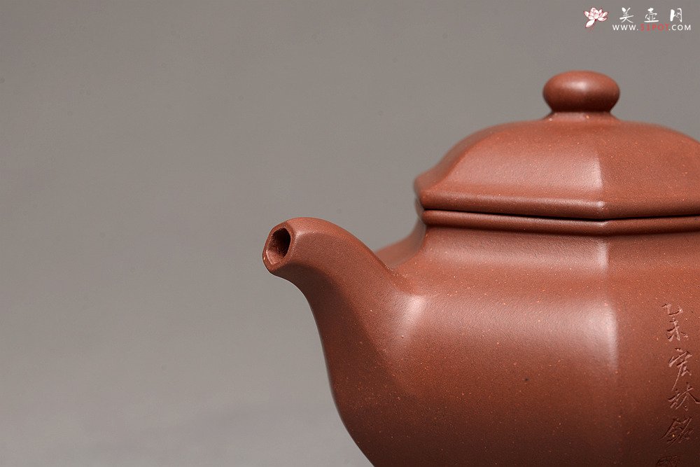 紫砂壶图片：何卫枫最新全手作品  稳重大气 全手恒古六方 国工师陈宏林装饰  - 宜兴紫砂壶网