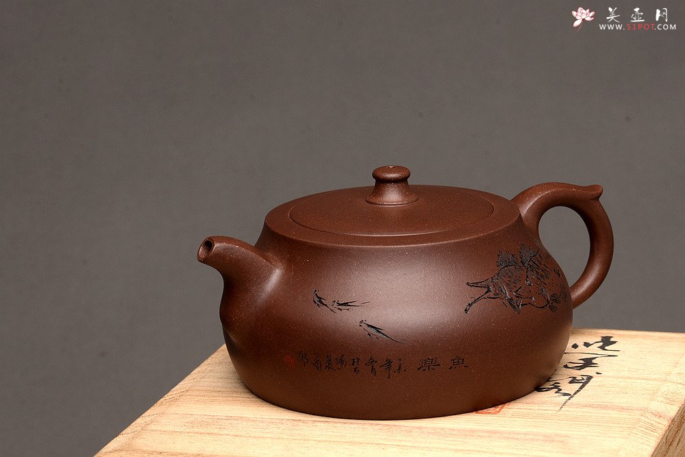 紫砂壶图片：钱伟刚原创 大蕴井栏 惊艳的作品 工整严谨 线条流畅 紫泥 - 宜兴紫砂壶网