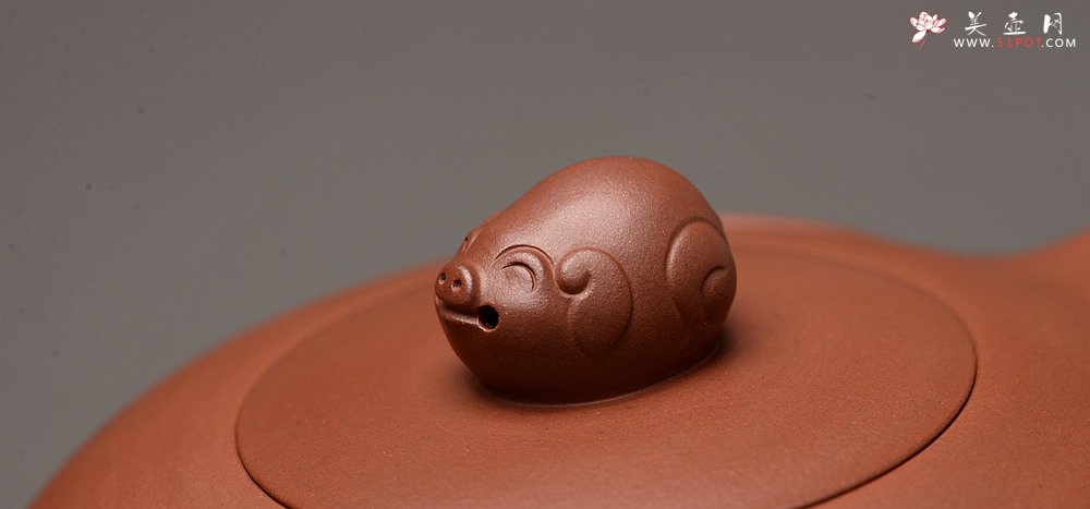 紫砂壶图片：乙未年终全手力作 敦厚可人 处处细节 寓意吉祥 金猪纳福  - 宜兴紫砂壶网