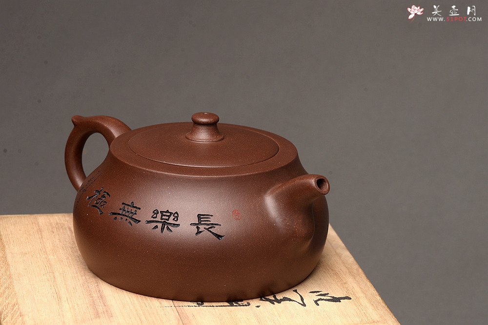 紫砂壶图片：钱伟刚原创 大蕴井栏 惊艳的作品 工整严谨 线条流畅 紫泥 - 宜兴紫砂壶网