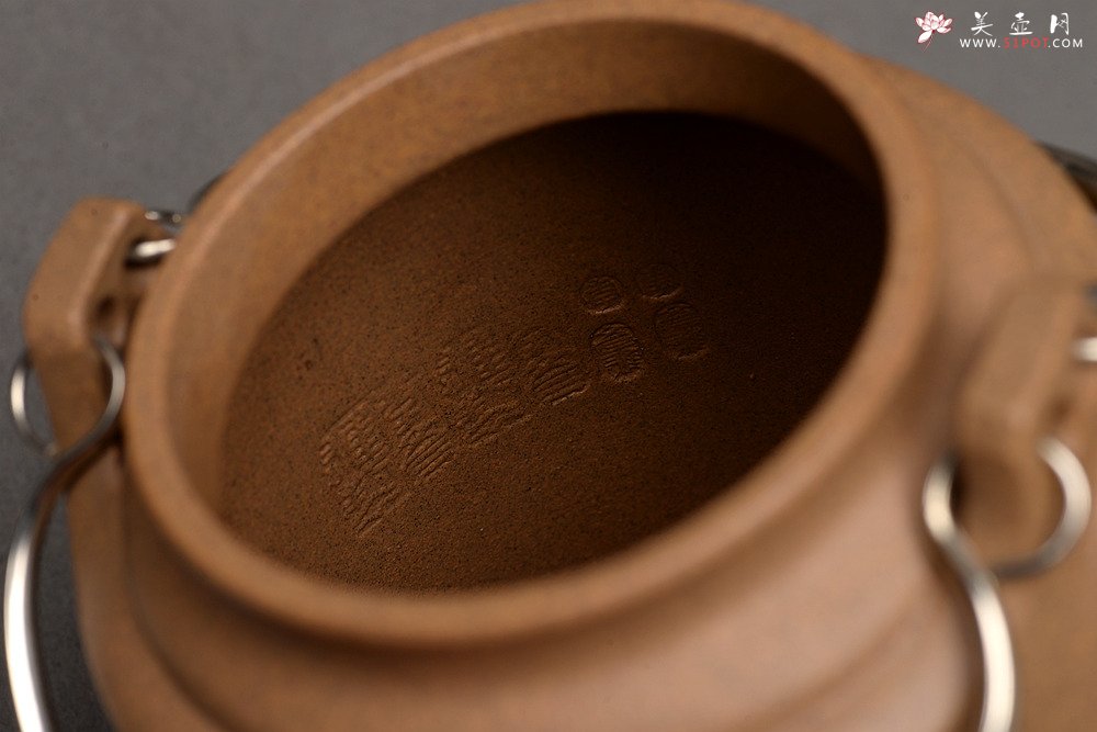 紫砂壶图片：李彦雄精刻山水 饱满匀称 挺拔高俊 全手牛盖洋桶 气韵十足 - 宜兴紫砂壶网