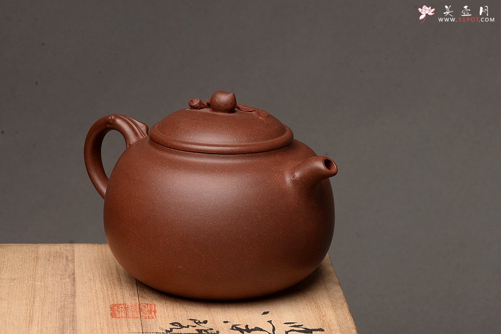 紫砂壶图片：潘丹初全手力作 沉稳敦厚不失拙趣 吉祥深深 蟠桃 - 宜兴紫砂壶网