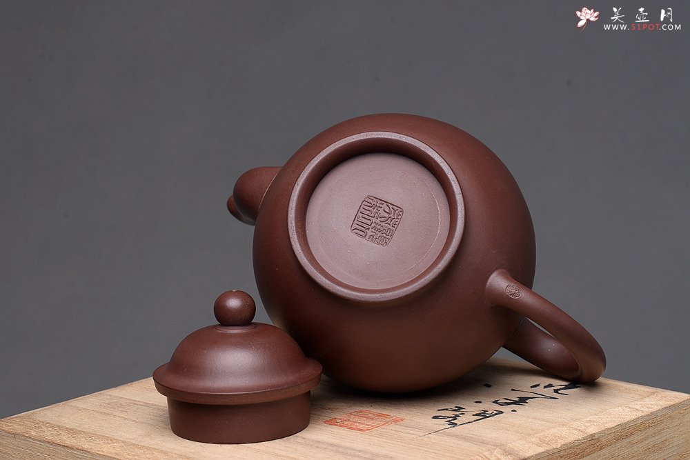 紫砂壶图片：婀娜多姿 柔美秀雅  全手高灯 精品老紫泥 - 宜兴紫砂壶网