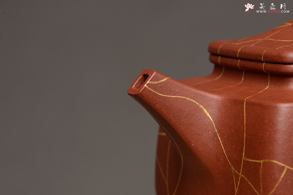 紫砂壶图片：优质底槽青 冰纹魅力~沉稳之作 全手金律四方 真金装饰 - 宜兴紫砂壶网