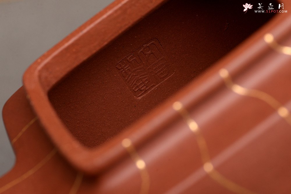 紫砂壶图片：优质底槽青 冰纹魅力~沉稳之作 全手金律四方 真金装饰 - 宜兴紫砂壶网