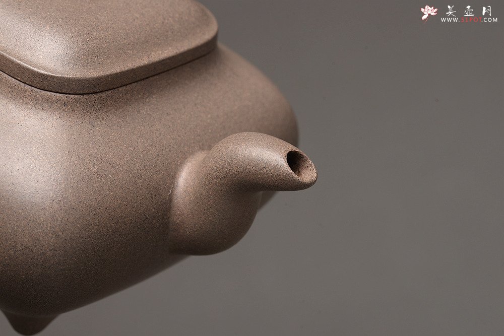 紫砂壶图片：何卫枫最新全手作品  厚重大气 经典传统 老辣传炉 优质青灰泥 - 宜兴紫砂壶网