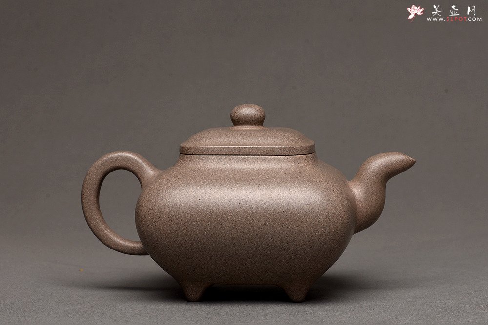 紫砂壶图片：何卫枫最新全手作品  厚重大气 经典传统 老辣传炉 优质青灰泥 - 宜兴紫砂壶网