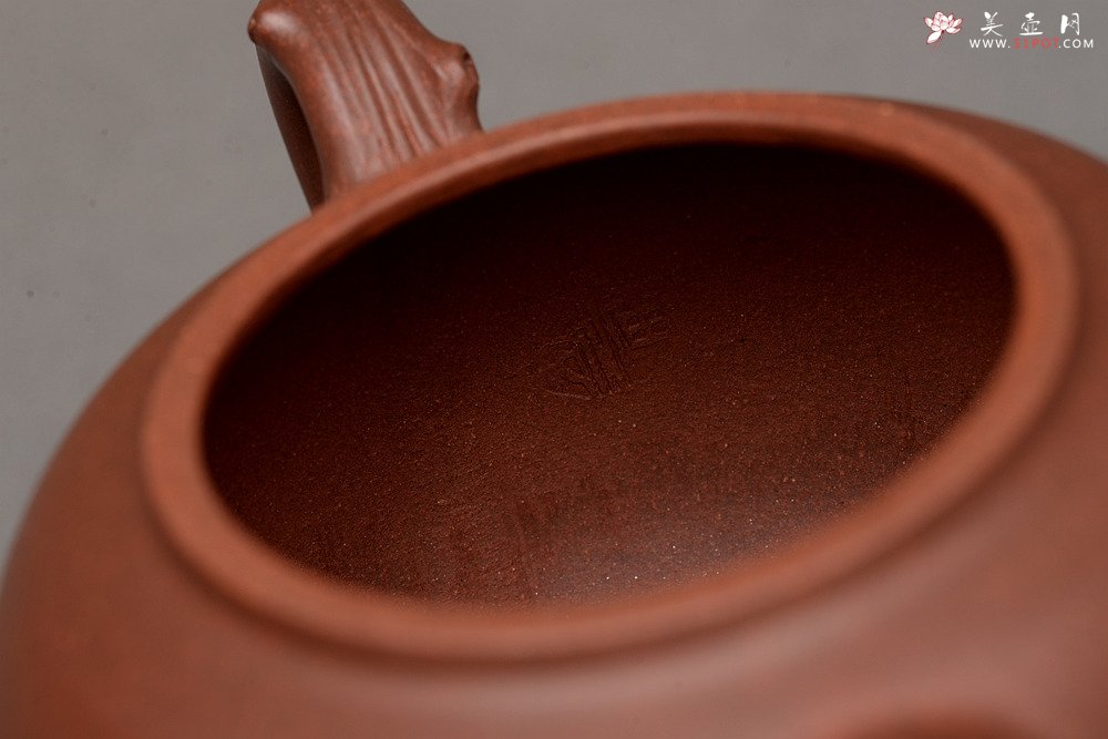 紫砂壶图片：潘丹初全手力作 沉稳敦厚不失拙趣 吉祥深深 蟠桃 - 宜兴紫砂壶网