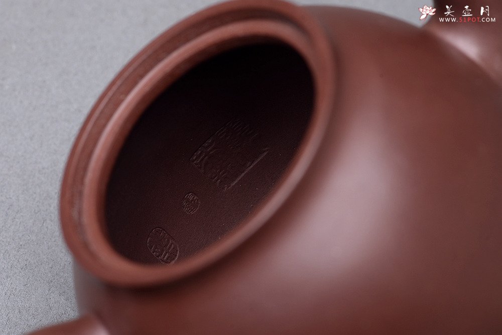 紫砂壶图片：婀娜多姿 柔美秀雅  全手高灯 精品老紫泥 - 宜兴紫砂壶网