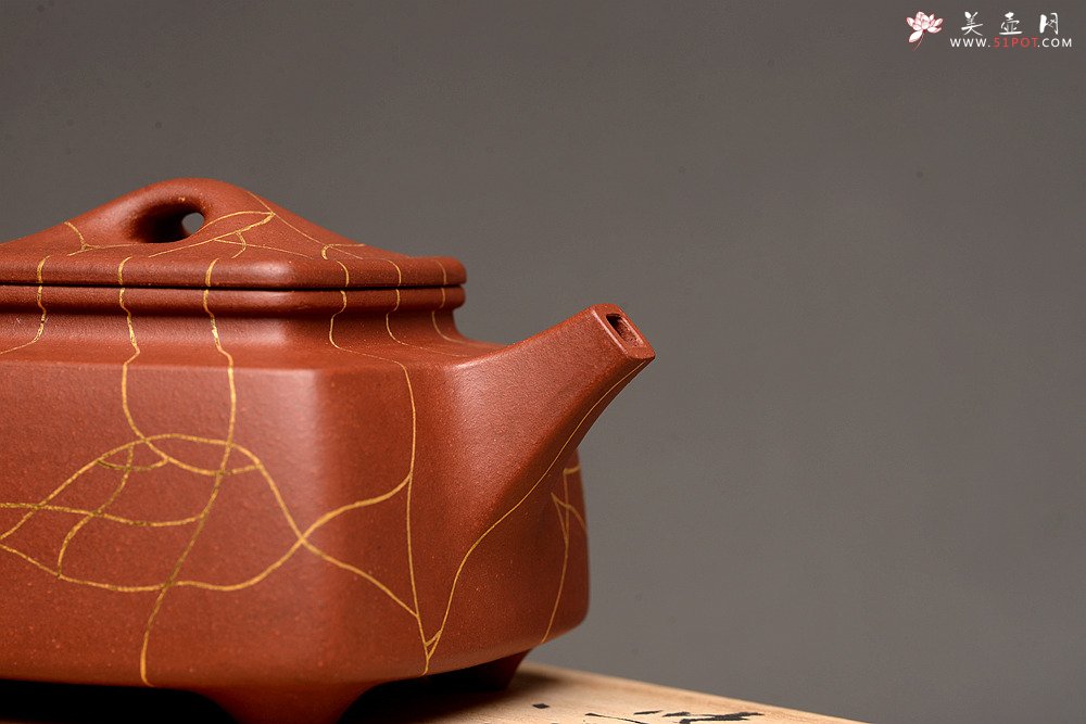 紫砂壶图片：优质底槽青 冰纹魅力~沉稳之作 全手金律四方 真金装饰 - 宜兴紫砂壶网