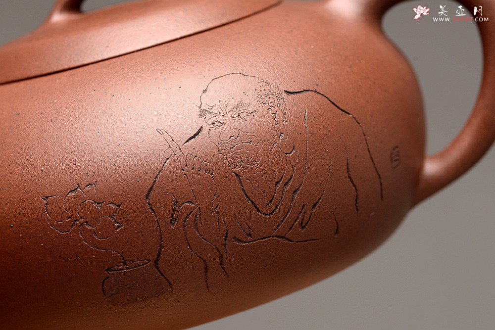 紫砂壶图片：圆润饱满 全手润泉 许嘉年夫人杨米娜全手作品 游心堂精心刻绘 - 宜兴紫砂壶网
