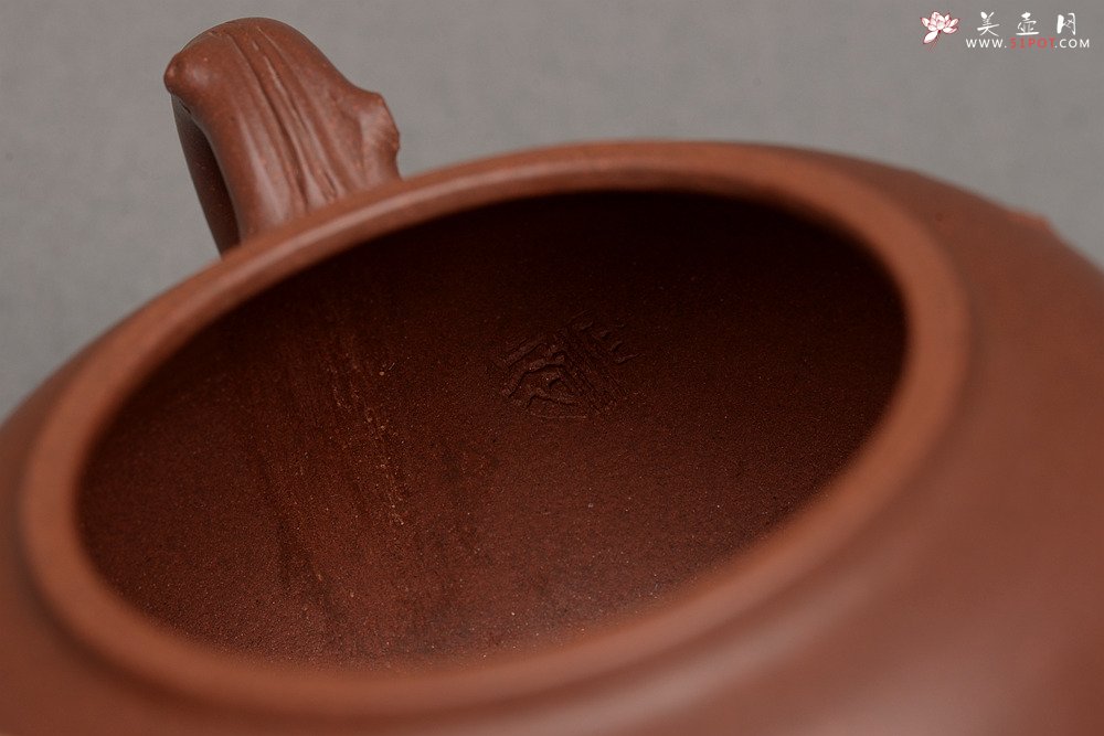 紫砂壶图片：江家风格 梅枝疏朗 贴叶精彩 全手寒香 - 宜兴紫砂壶网