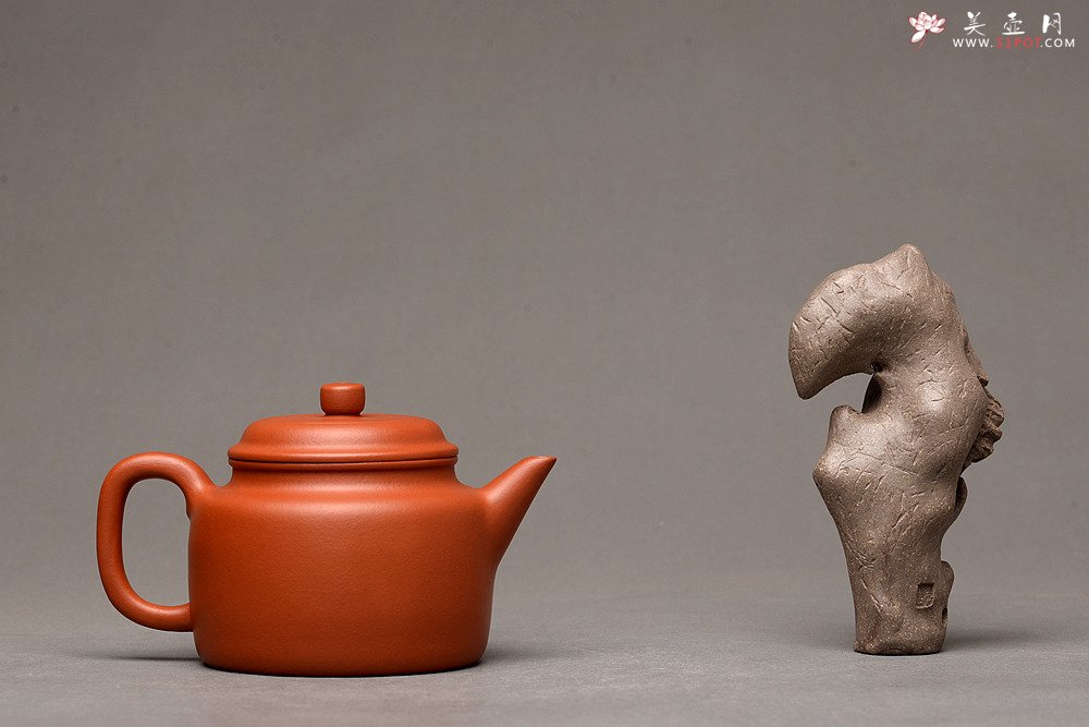 紫砂壶图片：徐亚春作品 经典实用 优质朱泥 德中 仅此一把 - 宜兴紫砂壶网