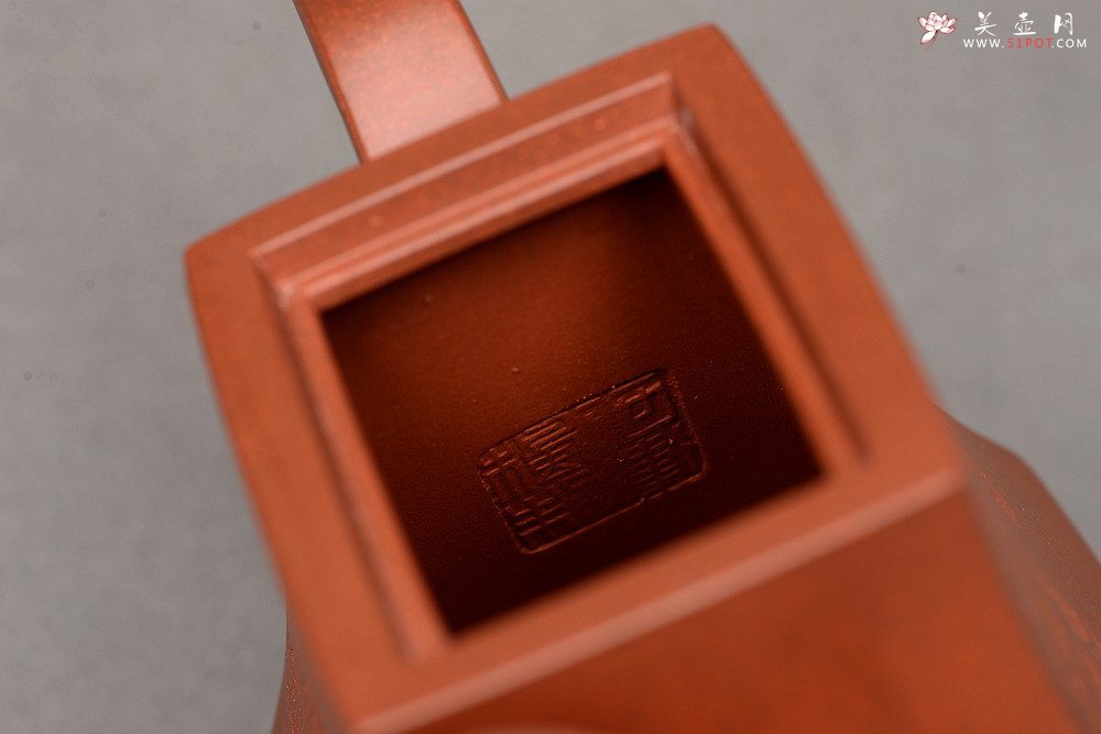 紫砂壶图片：大师风范 稳如泰山 国工师陈宏林装饰  全手方钟 珍藏 - 宜兴紫砂壶网