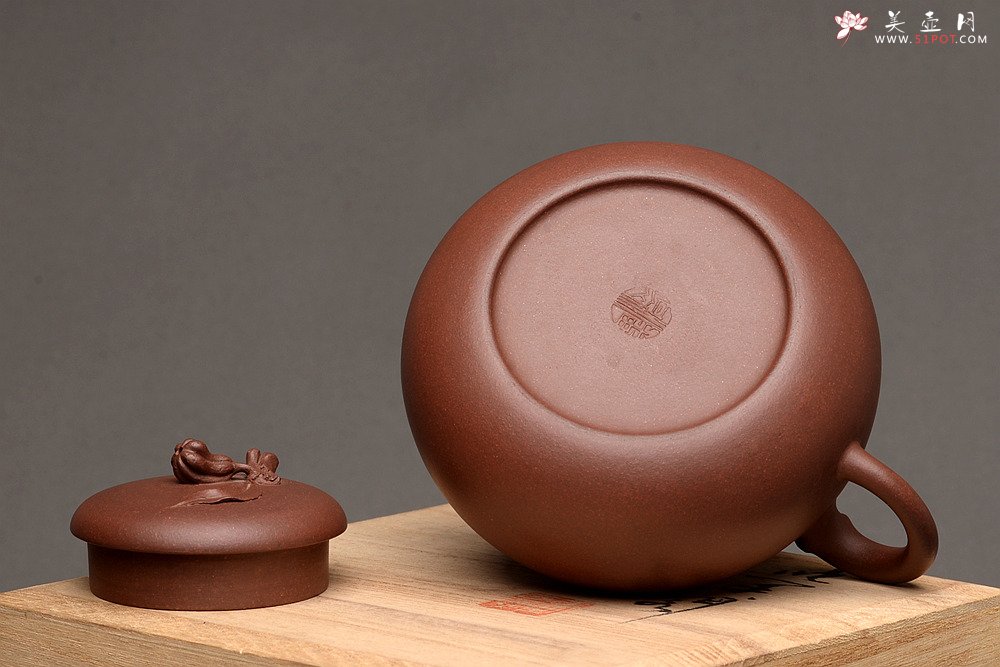 紫砂壶图片：潘丹初作品 吉祥祝福 敦厚可人 全手佛手 - 宜兴紫砂壶网