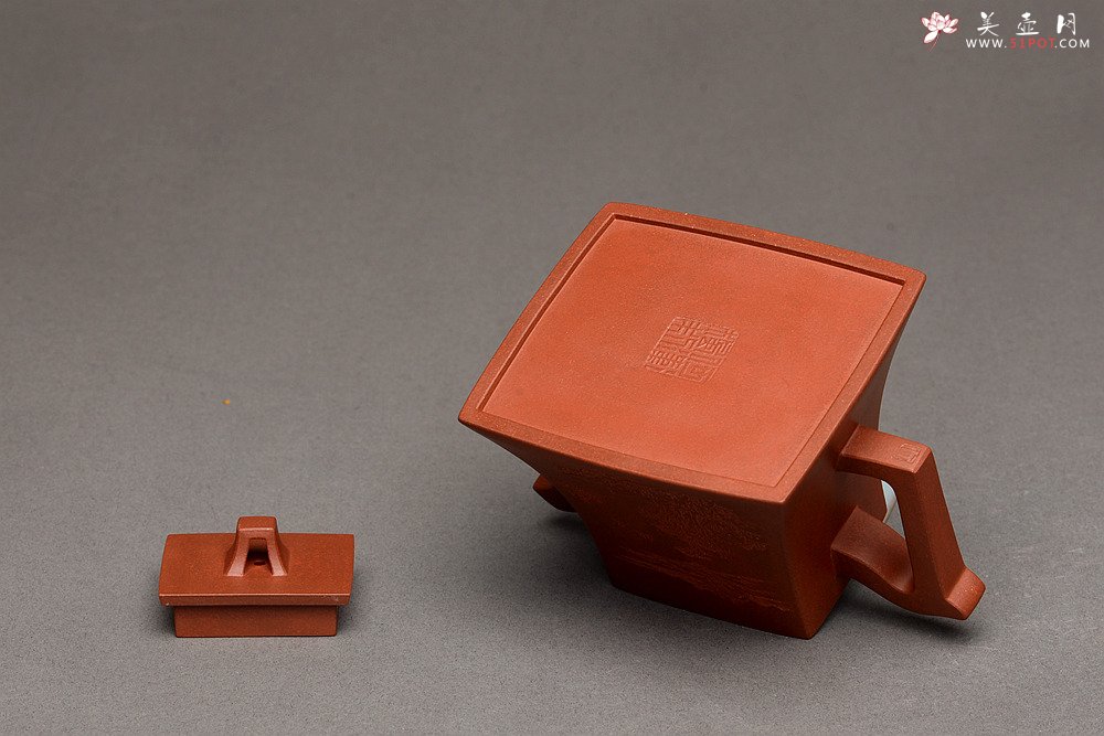 紫砂壶图片：大师风范 稳如泰山 国工师陈宏林装饰  全手方钟 珍藏 - 宜兴紫砂壶网