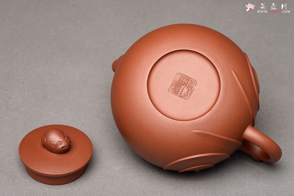 紫砂壶图片：乙未年终全手力作 敦厚可人 处处细节 寓意吉祥 金猪纳福  - 宜兴紫砂壶网