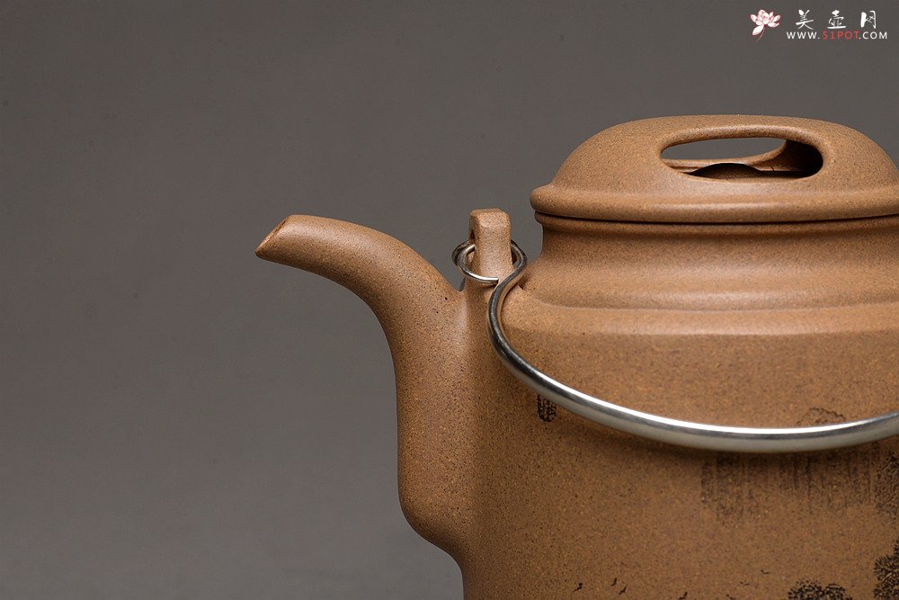 紫砂壶图片：李彦雄精刻山水 饱满匀称 挺拔高俊 全手牛盖洋桶 气韵十足 - 宜兴紫砂壶网