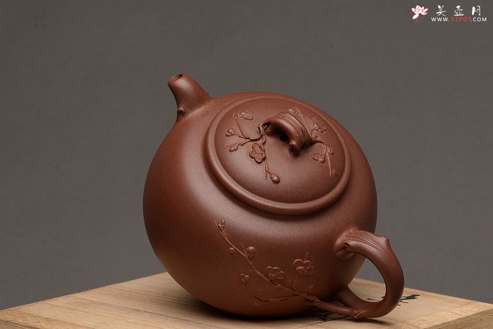 紫砂壶图片：江家风格 梅枝疏朗 贴叶精彩 全手寒香 - 宜兴紫砂壶网