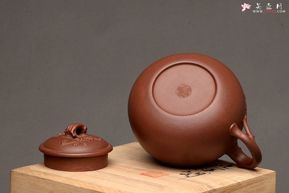 紫砂壶图片：江家风格 梅枝疏朗 贴叶精彩 全手寒香 - 宜兴紫砂壶网